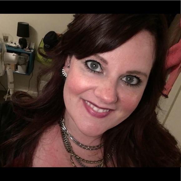 Meet your Posher, Jennifer - Picture 1 of 1